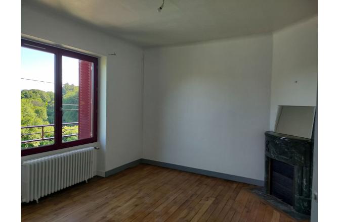 GRANDE MAISON AVEC DEPENDANCES ET TERRAIN ATTENANT - L