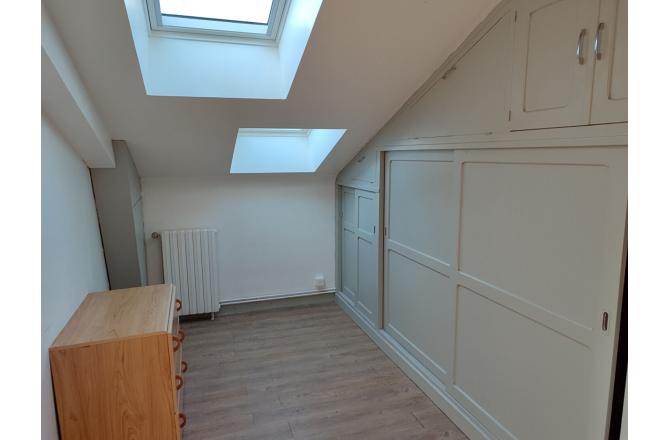 GRANDE MAISON AVEC DEPENDANCES ET TERRAIN ATTENANT - N