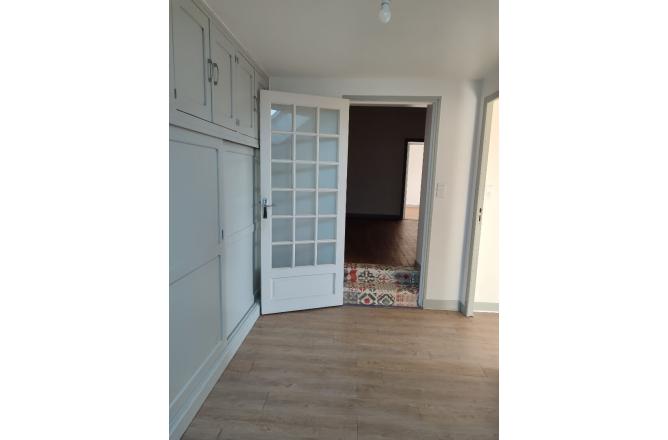 GRANDE MAISON AVEC DEPENDANCES ET TERRAIN ATTENANT - O