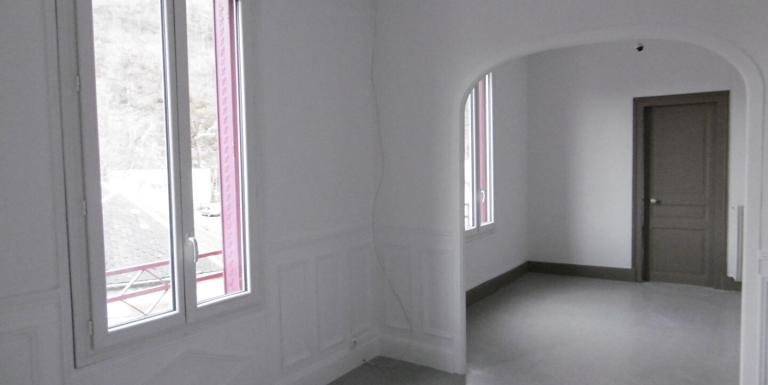 Appartement F3 chauffage gaz de ville, garage .