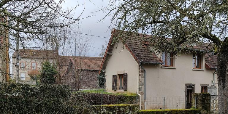 MAISON EN PIERRES AVEC JARDIN