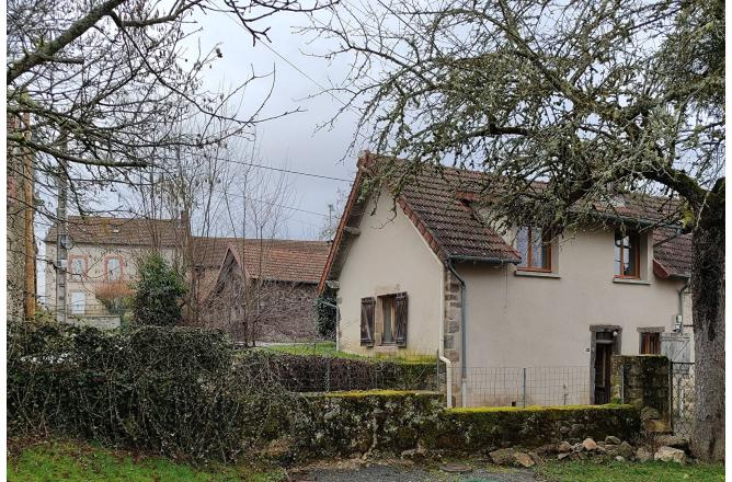 MAISON EN PIERRES AVEC JARDIN - A