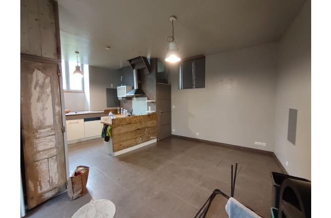 MAISON EN PIERRES AVEC JARDIN - C