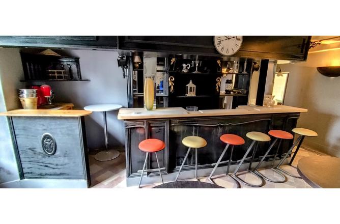 Local commercial à usage de BAR -RESTAURANT - E
