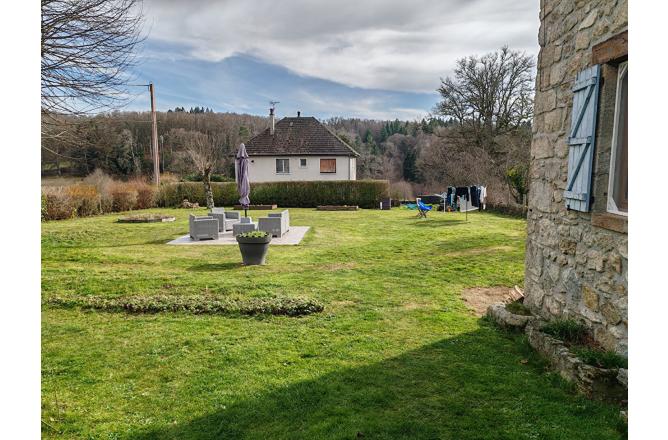 MAISON DE CHARME AVEC JARDIN ATTENANT - B
