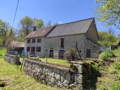 MAISON DANS UN ENVIRONNEMENT TRES CALME