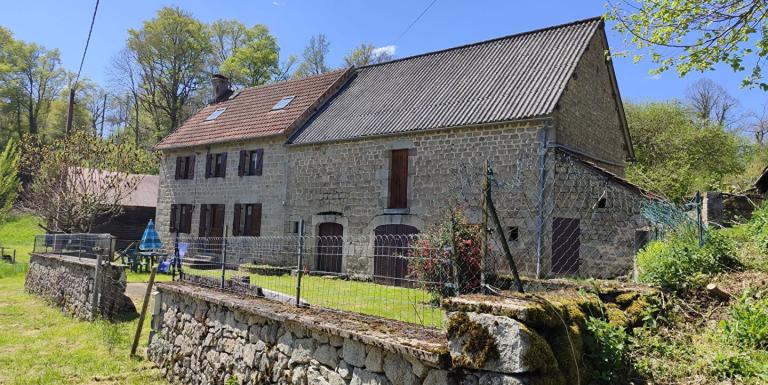 MAISON DANS UN ENVIRONNEMENT TRES CALME