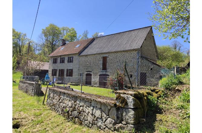 MAISON DANS UN ENVIRONNEMENT TRES CALME - A
