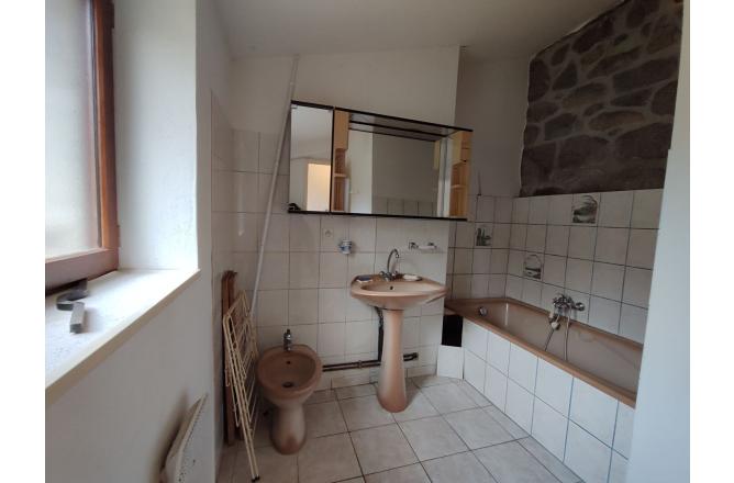 MAISON DANS UN ENVIRONNEMENT TRES CALME - E
