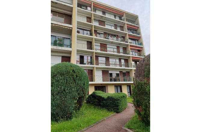 APPARTEMENT AVEC BALCON - A
