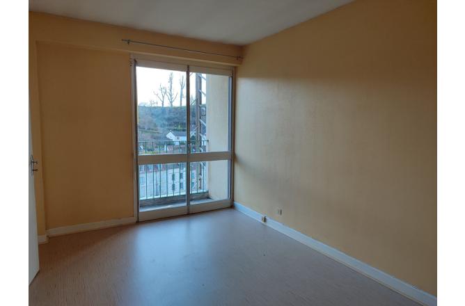 APPARTEMENT AVEC BALCON - C