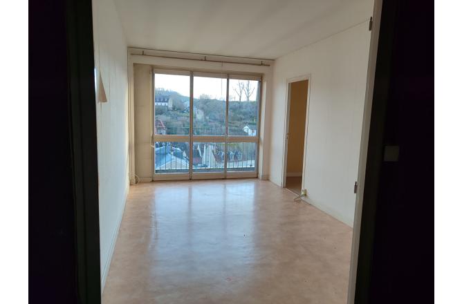 APPARTEMENT AVEC BALCON - D