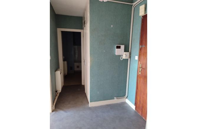 APPARTEMENT AVEC BALCON - E