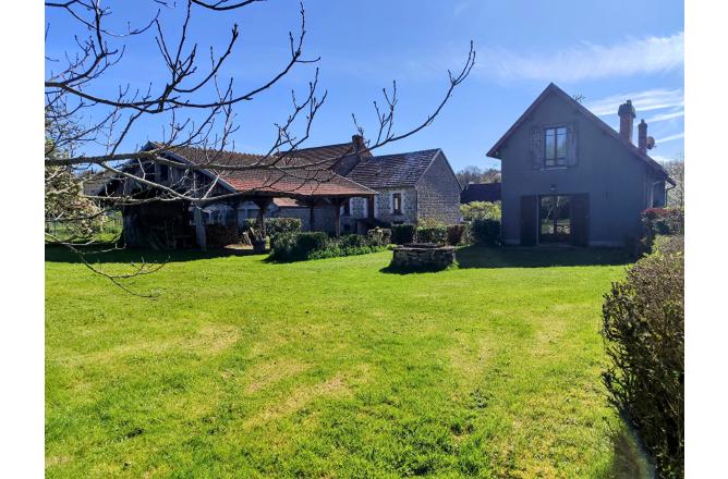 Propriété Maison principale et dépendances sur 2000 m2 de terrain - C
