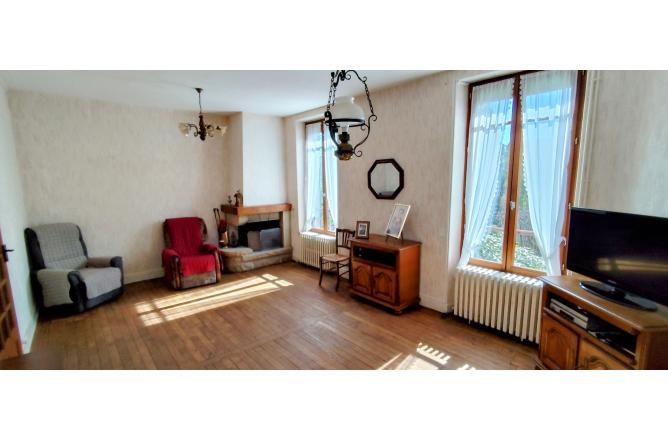 Propriété Maison principale et dépendances sur 2000 m2 de terrain - D