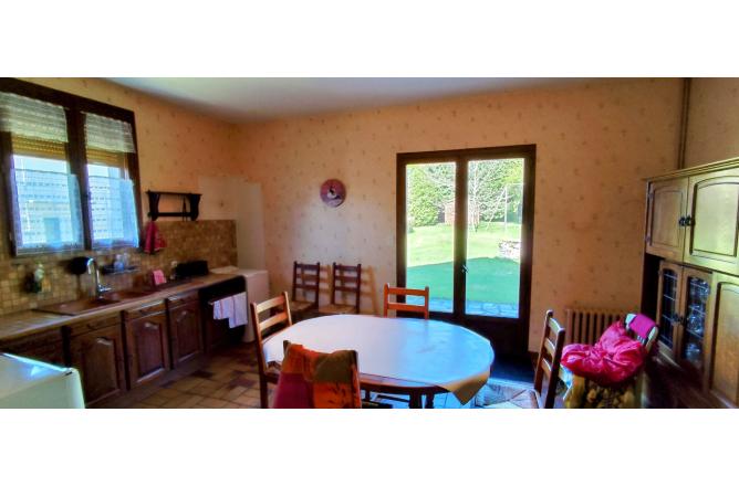 Propriété Maison principale et dépendances sur 2000 m2 de terrain - E