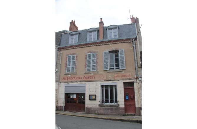 Aubusson centre , Immeuble avec jardin, commerce et appartements - A