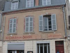 Aubusson centre , Immeuble avec jardin, commerce et appartements