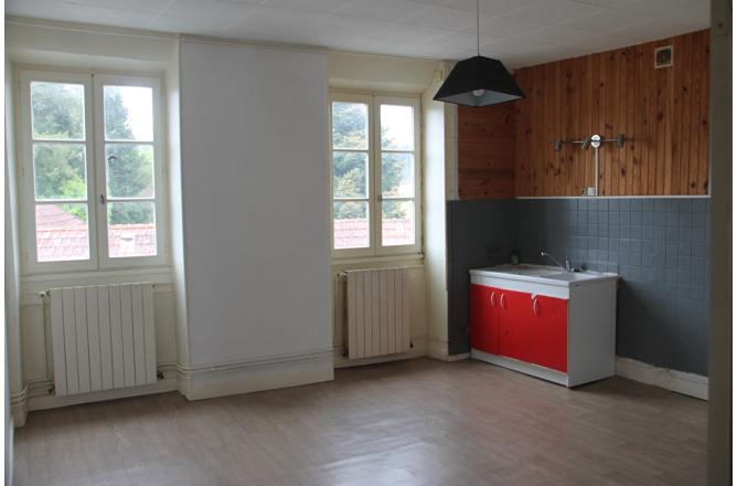 Aubusson centre , Immeuble avec jardin, commerce et appartements - I
