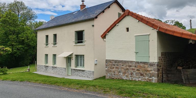 Maison habitable de suite , cinq chambres , dépendances et une autre maison en pierres non attenante . Terrain de 1900 m²