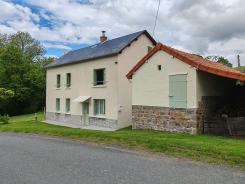 Maison habitable de suite , cinq chambres , dépendances et une autre maison en pierres non attenante . Terrain de 1900 m²