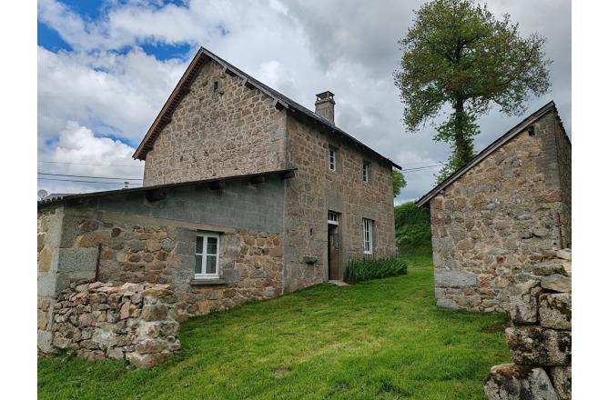 Maison habitable de suite , cinq chambres , dépendances et une autre maison en pierres non attenante . Terrain de 1900 m² - B