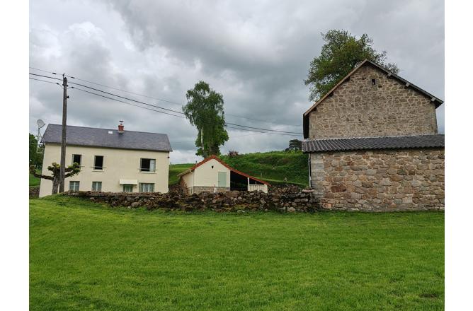 Maison habitable de suite , cinq chambres , dépendances et une autre maison en pierres non attenante . Terrain de 1900 m² - C