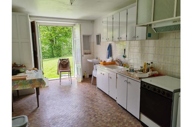 Maison habitable de suite , cinq chambres , dépendances et une autre maison en pierres non attenante . Terrain de 1900 m² - H