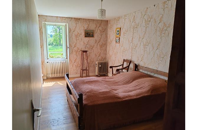 Maison habitable de suite , cinq chambres , dépendances et une autre maison en pierres non attenante . Terrain de 1900 m² - K