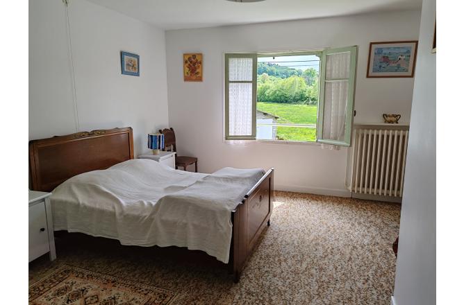 Maison habitable de suite , cinq chambres , dépendances et une autre maison en pierres non attenante . Terrain de 1900 m² - L
