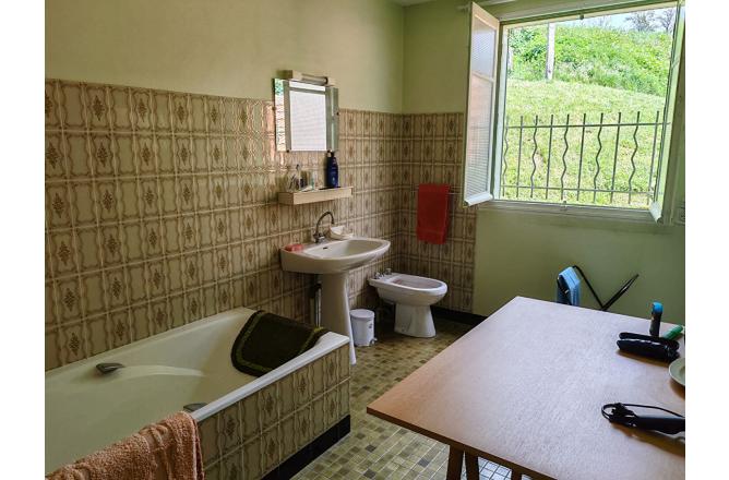 Maison habitable de suite , cinq chambres , dépendances et une autre maison en pierres non attenante . Terrain de 1900 m² - M