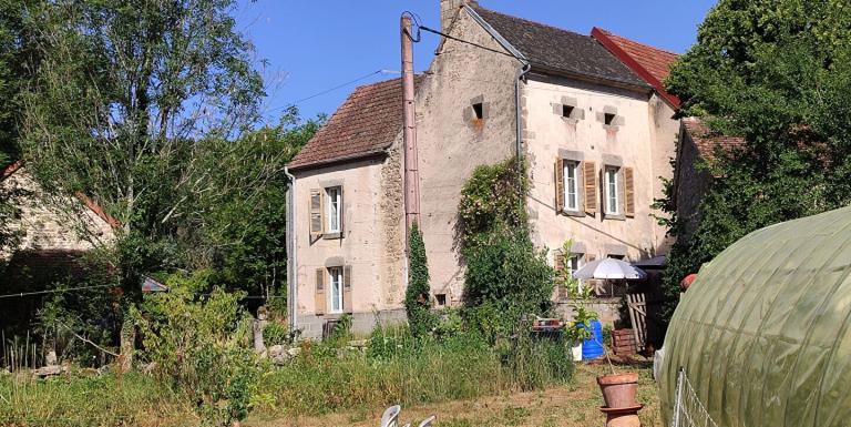 MAISON EN PIERRES ET GRAND TERRAIN