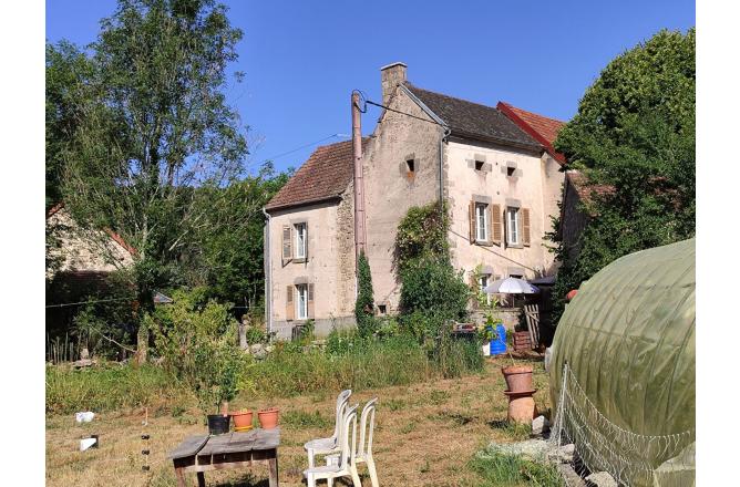 MAISON EN PIERRES ET GRAND TERRAIN - A