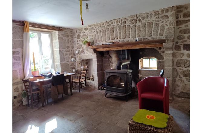 MAISON EN PIERRES ET GRAND TERRAIN - C