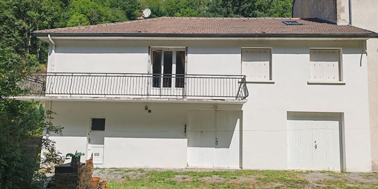 Maison Aubusson construite sur sous sol , quatre chambres , 1713 m² de terrain traversé par un ruisseau