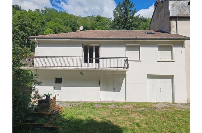 Maison Aubusson construite sur sous sol , quatre chambres , 1713 m² de terrain traversé par un ruisseau - A