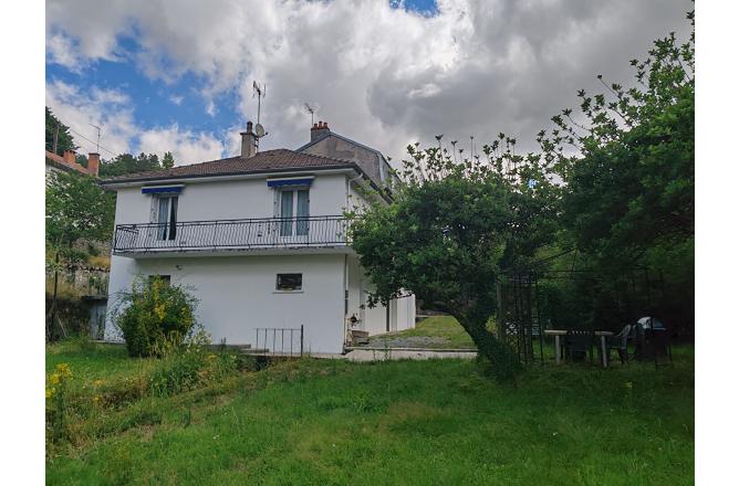 Maison Aubusson construite sur sous sol , quatre chambres , 1713 m² de terrain traversé par un ruisseau - B