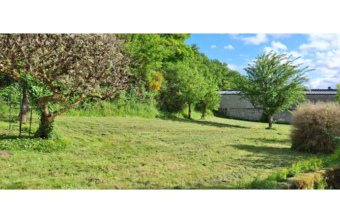 Maison Aubusson construite sur sous sol , quatre chambres , 1713 m² de terrain traversé par un ruisseau - C