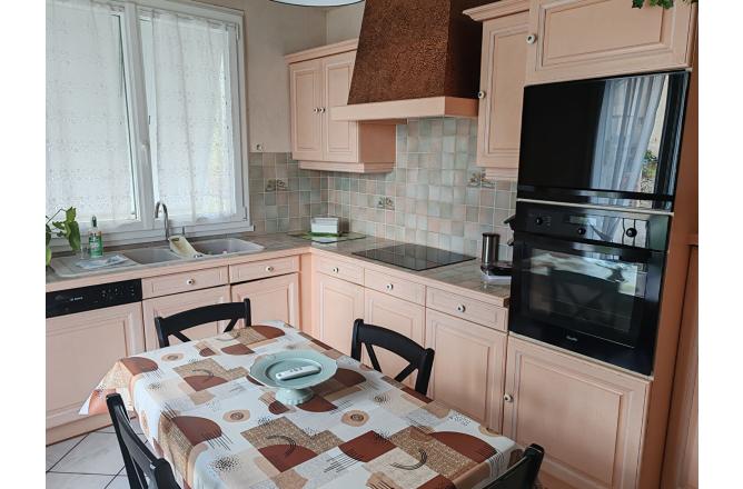 Maison Aubusson construite sur sous sol , quatre chambres , 1713 m² de terrain traversé par un ruisseau - E