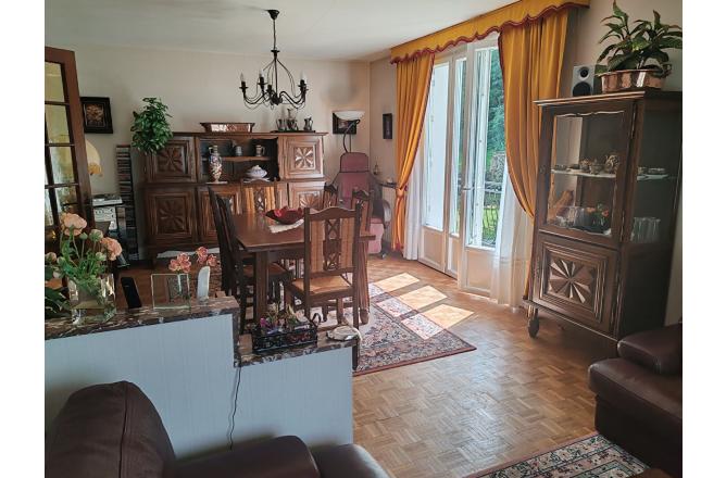 Maison Aubusson construite sur sous sol , quatre chambres , 1713 m² de terrain traversé par un ruisseau - F