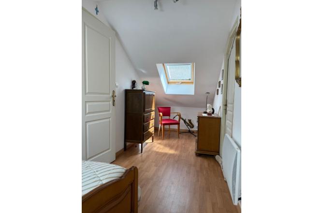 Maison Aubusson construite sur sous sol , quatre chambres , 1713 m² de terrain traversé par un ruisseau - G